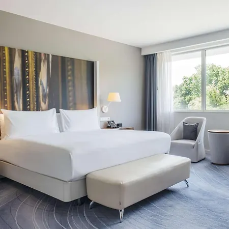 Doubletree By Hilton Wroclaw Hotel Exterior photo A guest room at the hotel
